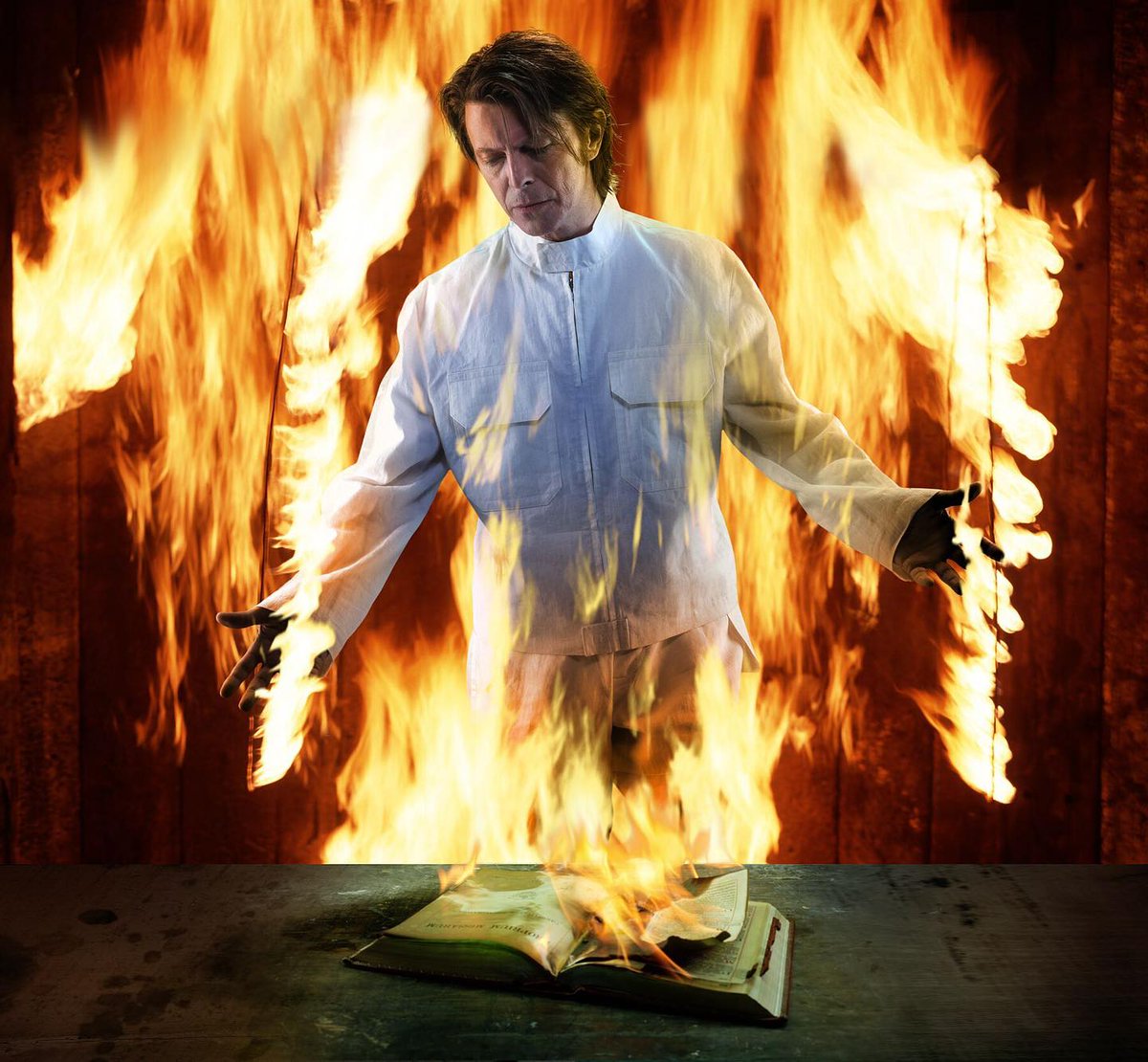 Foto promo per l'uscita di "hours ..." 

📷 1999 © Tim Bret-Day

#davidbowie #davidbowieitalia #hours #timbretday <a href="/TimBretdayphoto/">Tim Bret-day photo</a> <a href="/DavidBowieReal/">David Bowie Official</a> <a href="/parlophone/">Parlophone Records</a> <a href="/WARNERMUSICIT/">Warner Music Italy</a> #photo