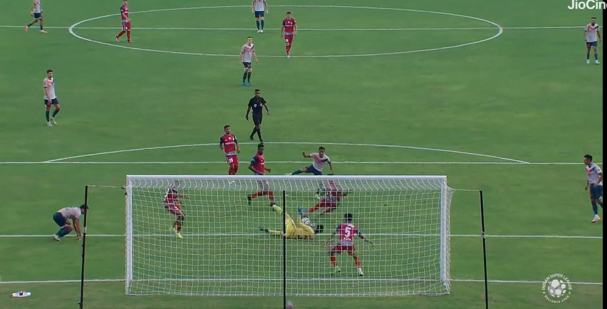 moadnanx's tweet image. 📸 - What a great save by Albino Gomes.