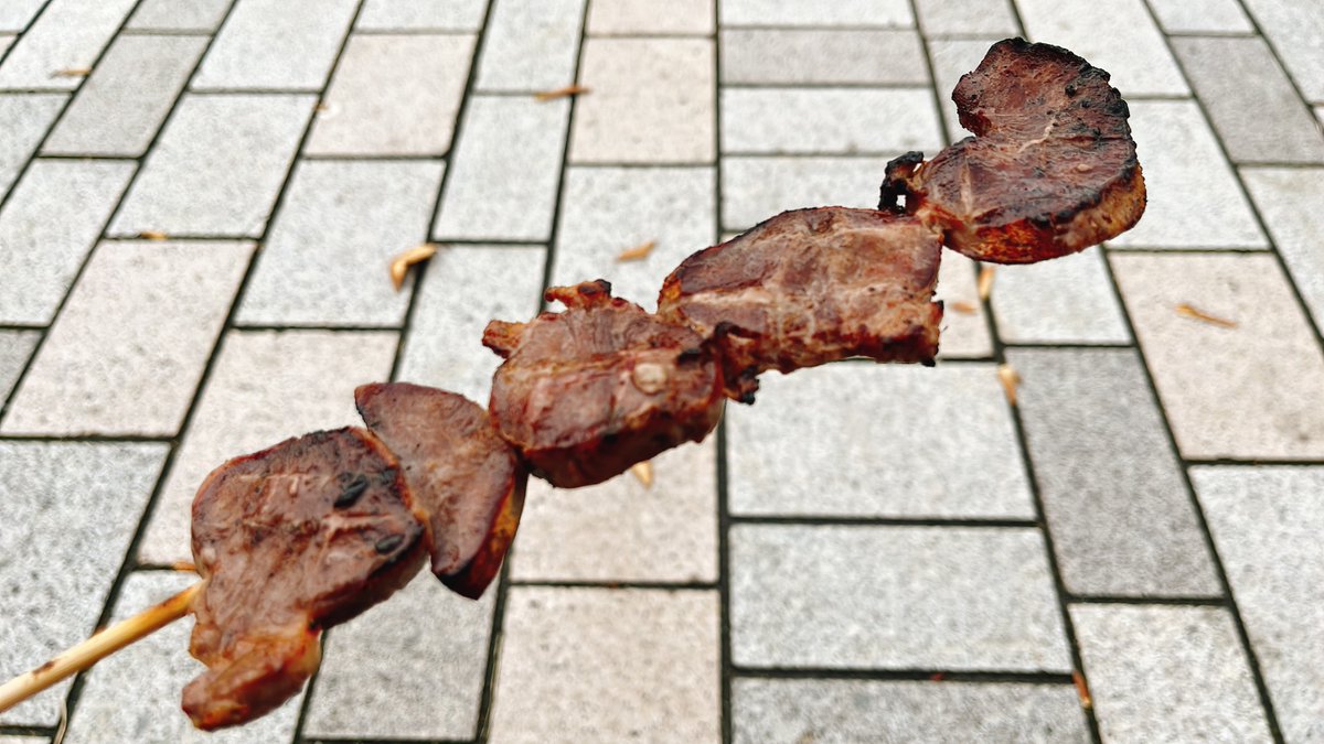 mashumarron_'s tweet photo. @Shiro_sct なんか…『牛タン食べたいなぁ…🐮』って思ってそうな顔してるから、今日食べた牛タン串の写真載せとこ👅笑 https://t.co/tSpABlGxal