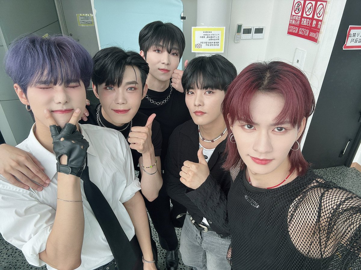 apex5_official's tweet photo. 오늘 도코 첫 공연 팬분들 덕분에 잘 끝냈습니다🙏🏻내일도 잘 부탁드립니다‼️

#에이펙스 #APEX #エーペックス 
#시류 #민규
#조하 #케이데이
#겸 https://t.co/2YeAoepJxo
