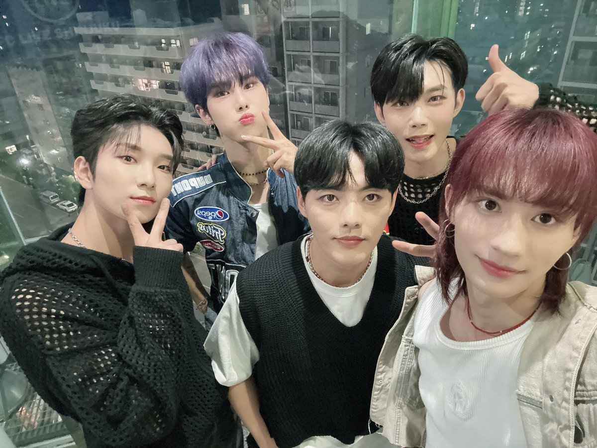 apex5_official's tweet photo. 오늘 도코 첫 공연 팬분들 덕분에 잘 끝냈습니다🙏🏻내일도 잘 부탁드립니다‼️

#에이펙스 #APEX #エーペックス 
#시류 #민규
#조하 #케이데이
#겸 https://t.co/2YeAoepJxo