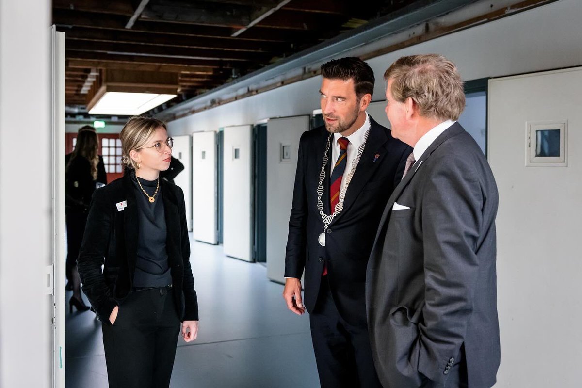 De verhalen van het Oranjehotel moeten blijven worden verteld. Zodat we nooit vergeten dat in de donkere tijden van 40-45 “gewone” mensen grootse daden verrichten. Bezoek het Nationaal Monument Oranjehotel: oranjehotel.org #oranjehotel #herdenking