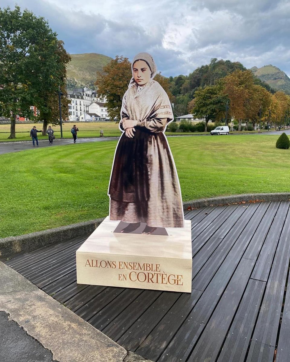 Manca poco. dal 23 al 28 settembre ritorna il Pellegrinaggio Nazionale #Unitalsi a <a href="/lourdes_france/">Sanctuaire Notre-Dame de Lourdes</a>. Ad accogliere i soci all’ingresso del Santuario le figure Virtù Teologali. Speranza, Fede e Carità i “bastoni” della missione dell’ Associazione. #PN2024