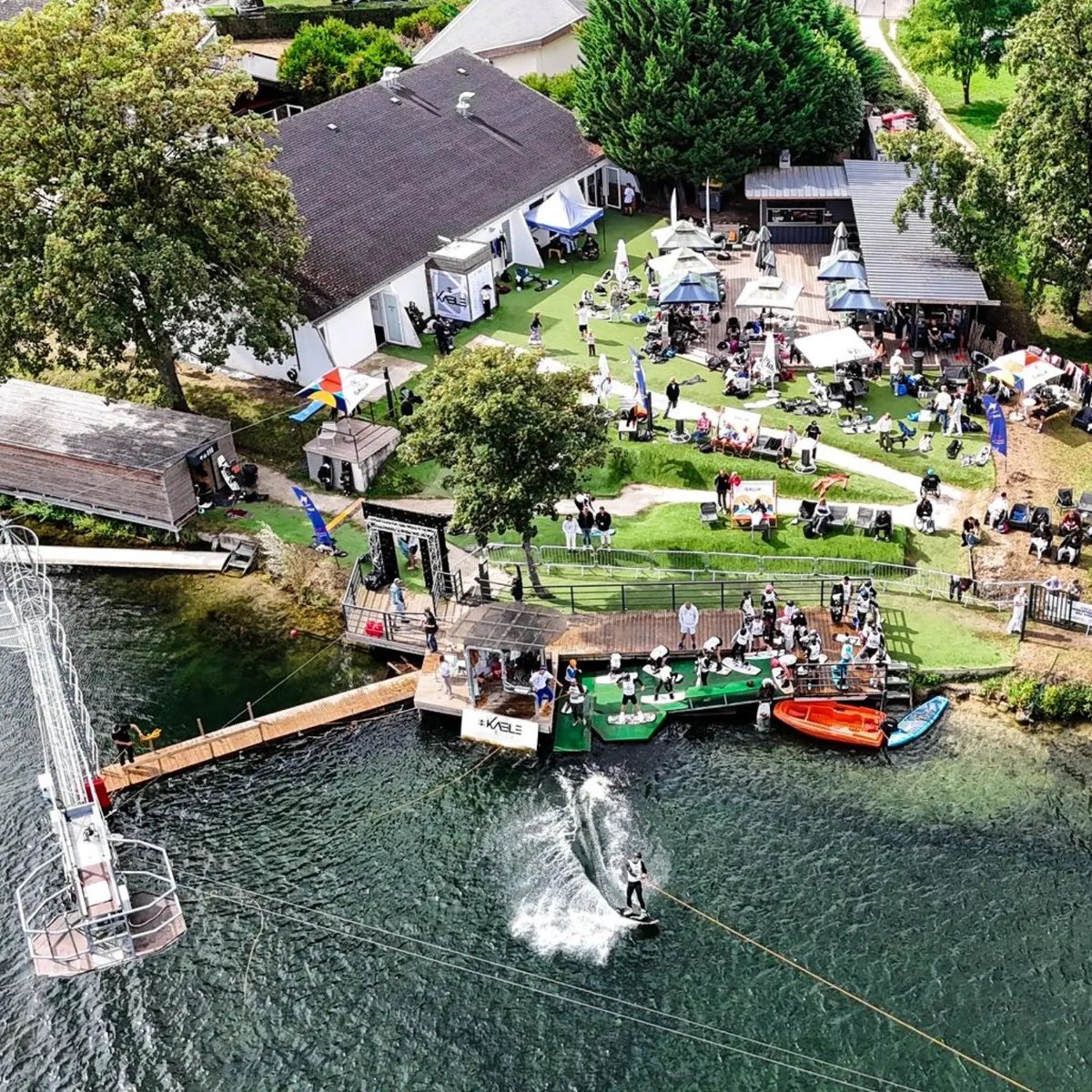 #WorldCableWake #ParisLeKable2024 
<a href="/lekabletk/">Le Kable</a> le théâtre magnifique de cette 12ème édition des championnats du monde de #Wakeboard #Wakeskate &amp; #ParaWakeboard
<a href="/villedechoisy/">Choisy-le-Roi</a> <a href="/valdemarne_94/">Val-de-Marne</a>
#AllezlesBleus #FranceWakeboard 
<a href="/CDTValdemarne/">Val-de-Marne Tourisme & Loisirs</a> <a href="/iledefrance/">Région Île-de-France</a> <a href="/Sports_gouv/">Ministère des Sports 🇫🇷</a>  <a href="/sportricolore/">SPORTRICOLORE</a>