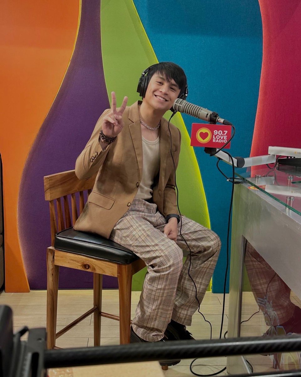 Sparkle_GMA's tweet photo. Kim De Leon had a wonderful time during his radio guesting on Love Radio, promoting his latest single, 'Window.'
Listen to it on all streaming platforms! πΆ
#KimDeLeon https://t.co/eXe67lQXBy