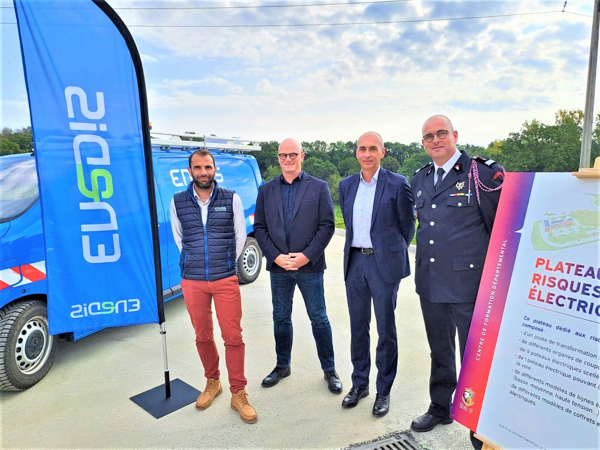enedis_bretagne's tweet image. Inauguration du centre de formation du #SDIS29 à Saint-Ségal ce matin 🚒✨@enedis a intégré la plateforme avec un plateau risques électriques. ⚡️Électriciens et pompiers travailleront ensemble pour mieux appréhender les situations d’urgence et échanger leurs savoirs 🤝#Sécurité