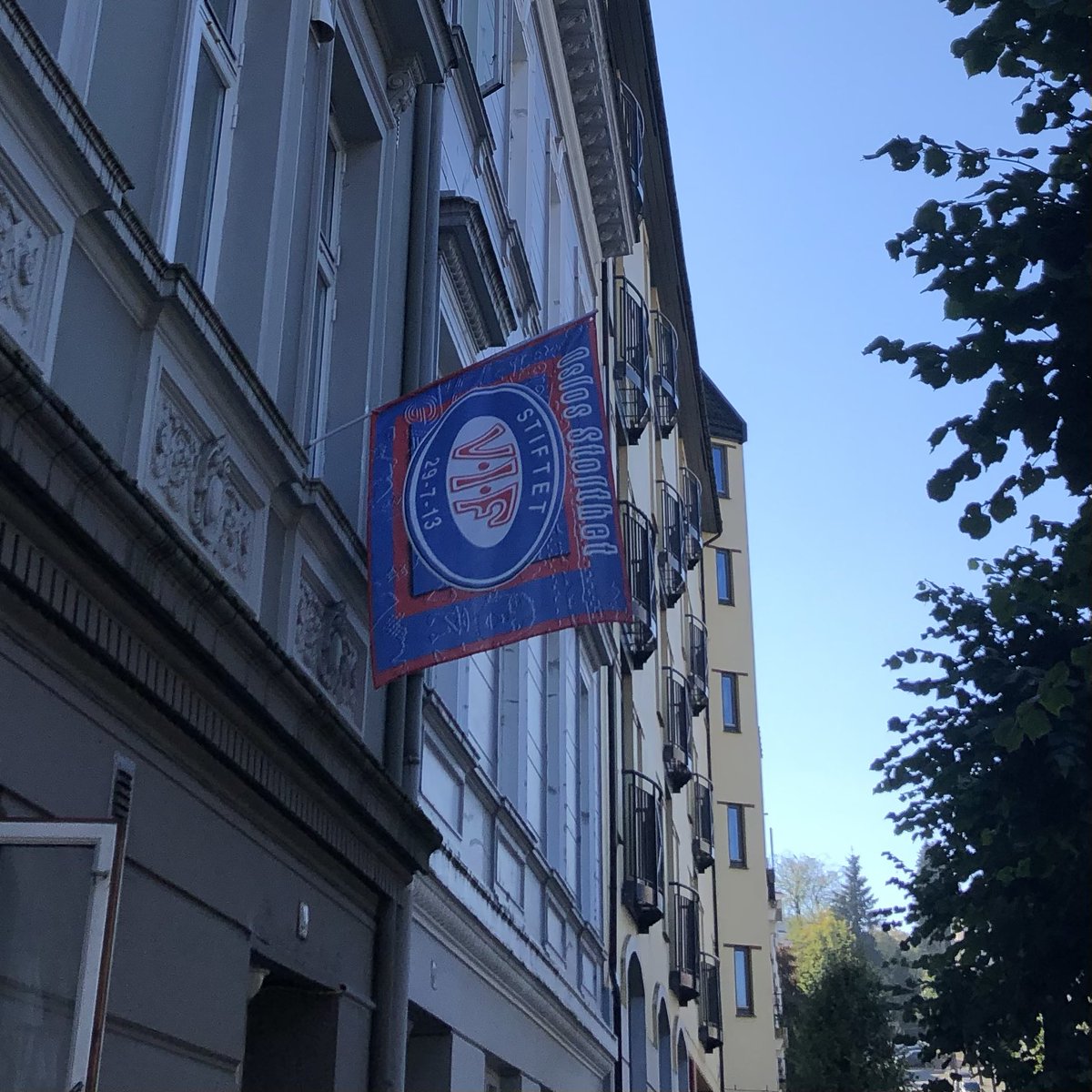 Bergen skal være en inkluderende by, men ett sted går grensen. Noen som kan ta med seg en gardintrapp til Strømgaten og ordne dette?