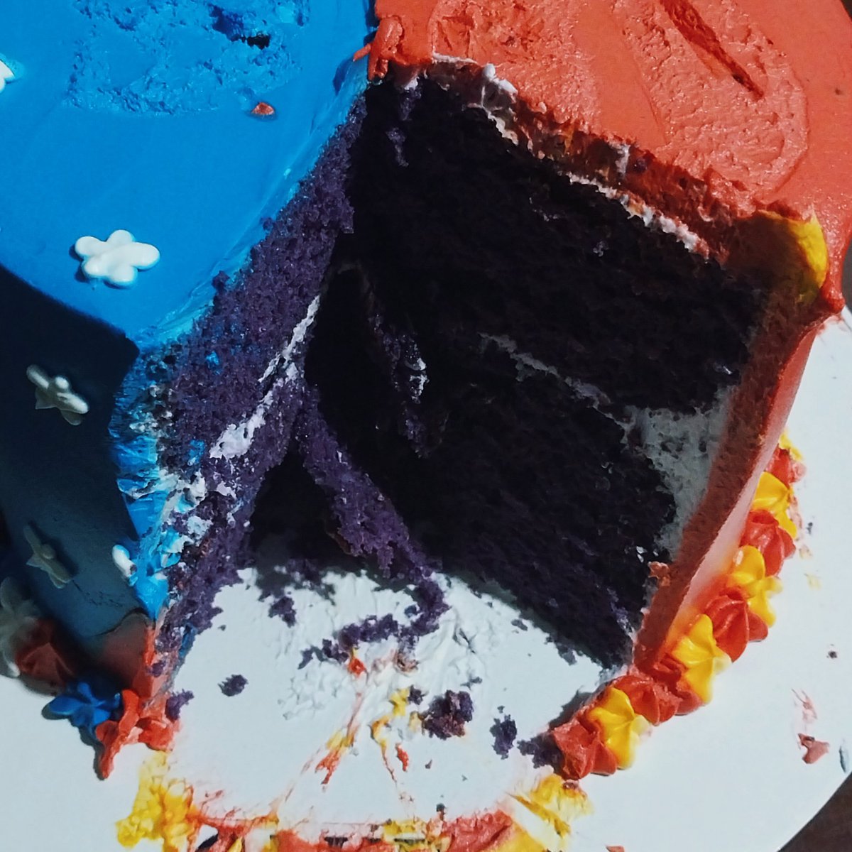 616winghead's tweet image. i feel like a little kid rn my sister got this for me and the inside is purple 😭💙❤️ also it's ube-flavored :>