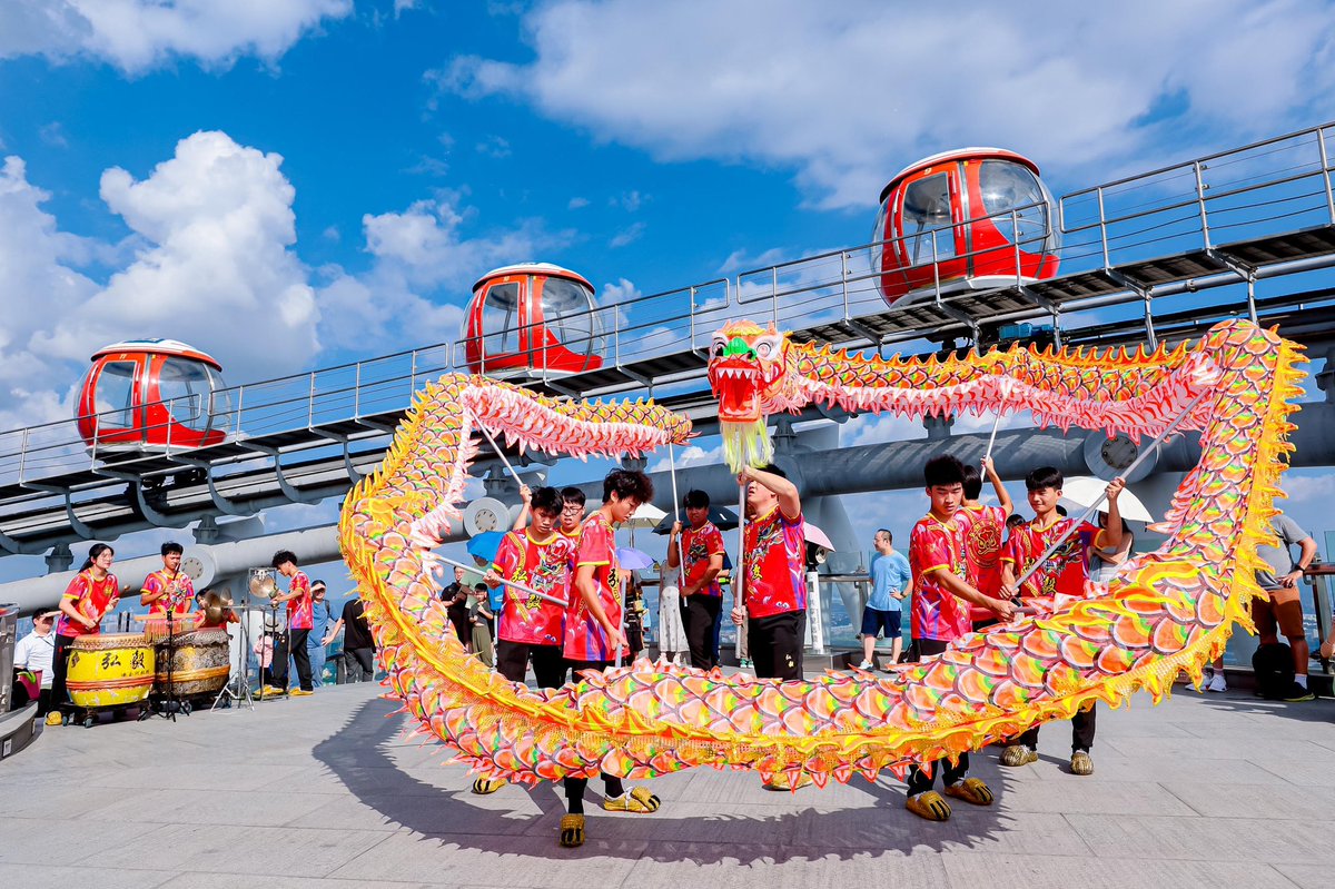 CulturalLingnan's tweet photo. During this year's Mid-Autumn Festival, traditional #cultural elements became a popular choice for cultural tourism experiences. Tourists not only gathered for family reunions but also engaged in activities such as wearing traditional Hanfu clothing in #parks and enjoying moonlit #boat rides, embracing the unique festive atmosphere.