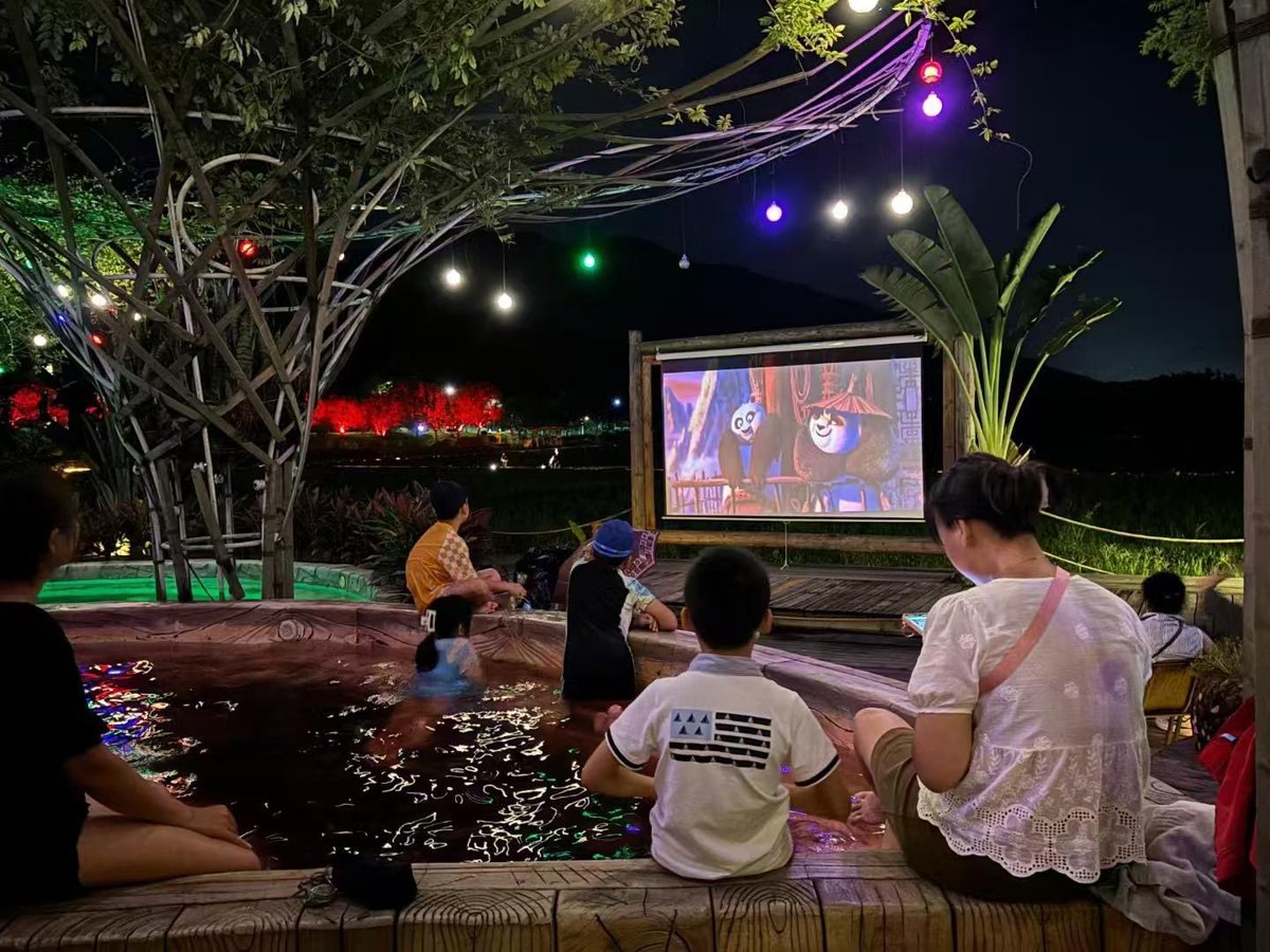 CulturalLingnan's tweet photo. During this year's Mid-Autumn Festival, traditional #cultural elements became a popular choice for cultural tourism experiences. Tourists not only gathered for family reunions but also engaged in activities such as wearing traditional Hanfu clothing in #parks and enjoying moonlit #boat rides, embracing the unique festive atmosphere.