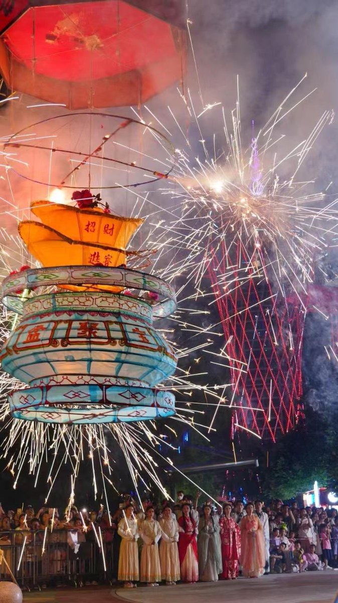 CulturalLingnan's tweet photo. During this year's Mid-Autumn Festival, traditional #cultural elements became a popular choice for cultural tourism experiences. Tourists not only gathered for family reunions but also engaged in activities such as wearing traditional Hanfu clothing in #parks and enjoying moonlit #boat rides, embracing the unique festive atmosphere.
