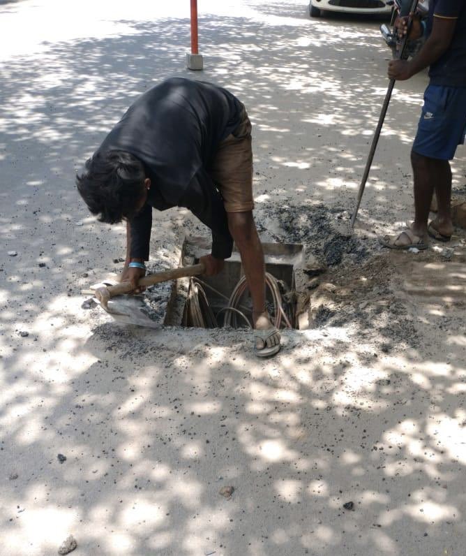 PCMohanMP's tweet photo. A truck dragged 31-year-old Bengaluru techie Sai Raj Bilgundi for 25 feet on ORR, killing him due to an exposed manhole repeatedly reported to BBMP. The driver fled. @DgpKarnataka, has anyone been arrested? Is the cost of fixing one pothole a human life? Will BBMP ever wake up? https://t.co/KzLJrN0swG