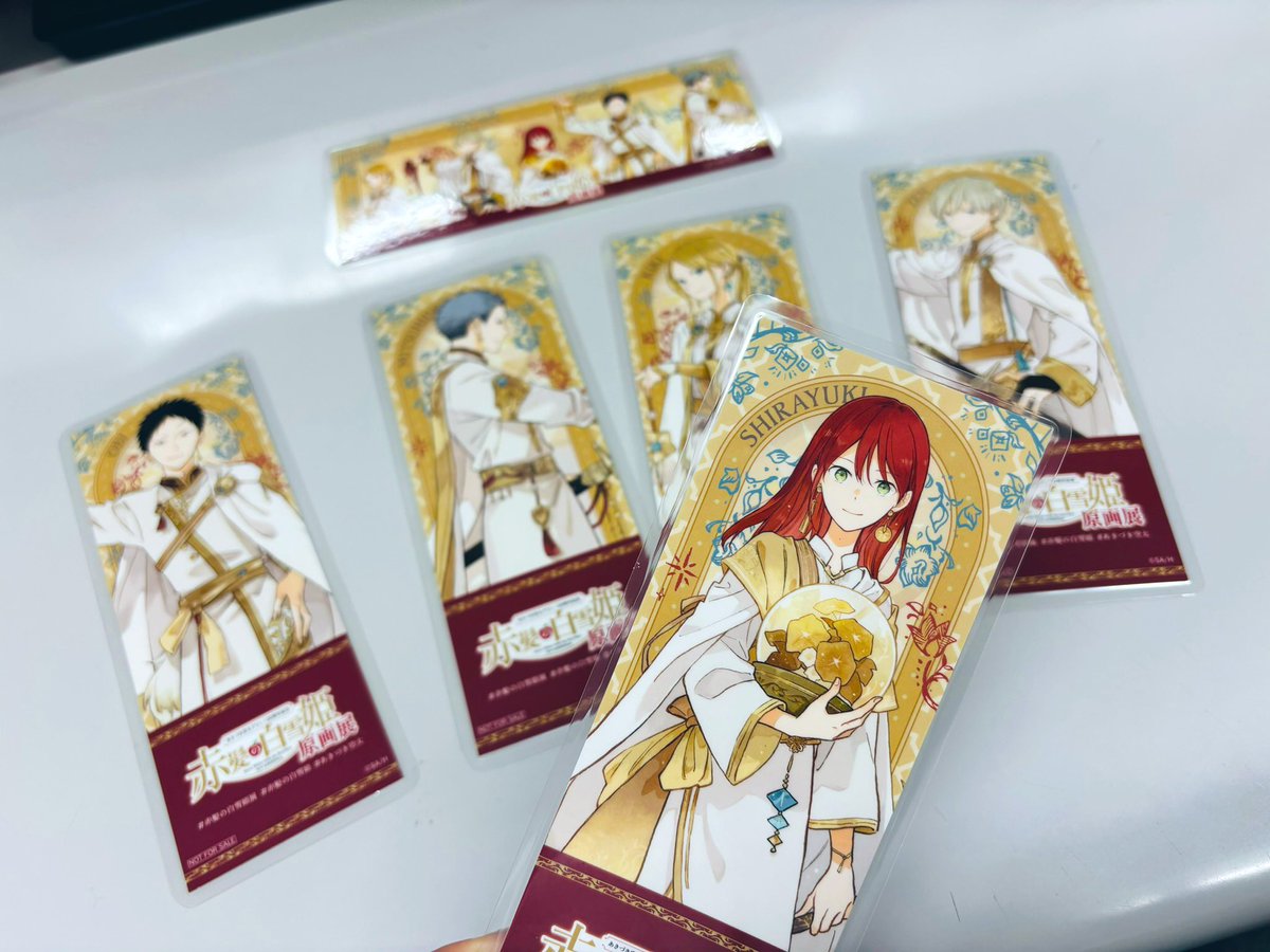 takeee_la's tweet photo. ビジュアルチケットが良すぎてラミネート加工してもらった写真✨しおりとして使うのに良さそう🔖
フォトフレームに入れて飾るのもステキな気がする🥰
とにかくイラストもデザインも優勝な入場特典です！
#赤髪の白雪姫展 https://t.co/G49WWVxRew