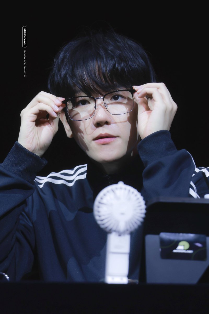 brightalways56's tweet photo. 240921 🤓 #BAEKHYUN #백현 #ベッキョン @B_hundred_Hyun https://t.co/eLJlKJTuN9