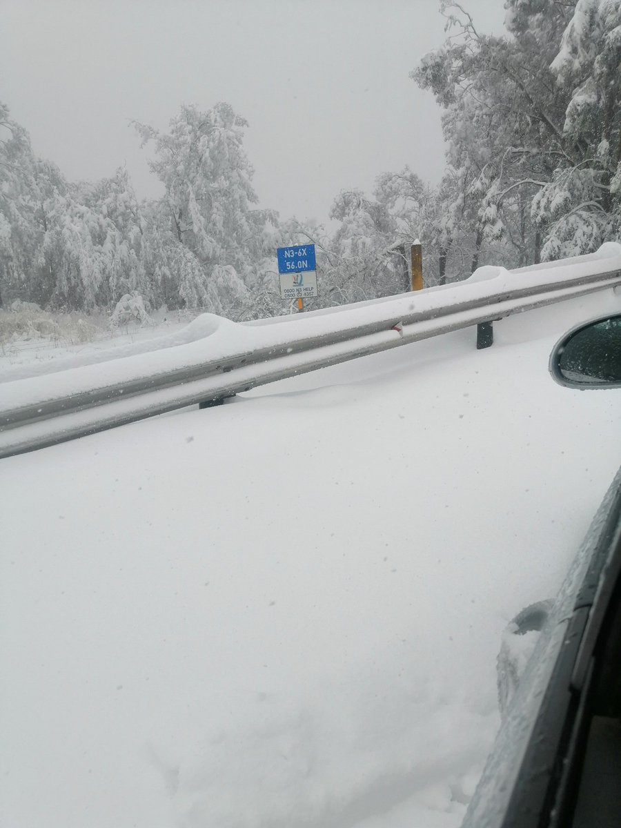 Ntt_Sam's tweet photo. Story of the night from N3 on the Van Reenen's pass towards Montrose, got stuck here due to snow from 8pm till now, don't forsee the weather clearing anytime soon, might be here till Monday 😪

IF you have a planned trip from Jozi/Bloem to Durban, and vice versa, just cancel https://t.co/dmJN16QlCB