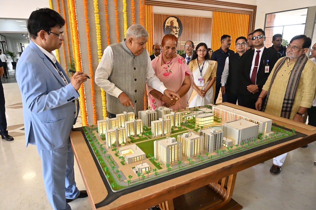 prafulkpatel's tweet photo. माननीय उपराष्ट्रपति श्री जगदीप धनखड़ जी के संघ प्रदेश दादरा-नगर हवेली और दमन-दीव के दौरे के दूसरे दिन सिलवासा में उनका भव्य और आत्मीय स्वागत किया गया। इस अवसर पर उपराष्ट्रपति महोदय ने नमो मेडिकल कॉलेज का निरीक्षण किया और वहां के चिकित्सा छात्रों से संवाद किया।@VPIndia https://t.co/rE2FiPixA2