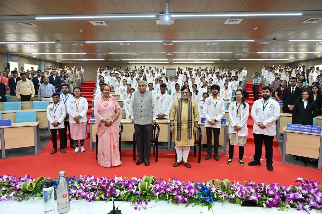 prafulkpatel's tweet photo. माननीय उपराष्ट्रपति श्री जगदीप धनखड़ जी के संघ प्रदेश दादरा-नगर हवेली और दमन-दीव के दौरे के दूसरे दिन सिलवासा में उनका भव्य और आत्मीय स्वागत किया गया। इस अवसर पर उपराष्ट्रपति महोदय ने नमो मेडिकल कॉलेज का निरीक्षण किया और वहां के चिकित्सा छात्रों से संवाद किया।@VPIndia https://t.co/rE2FiPixA2