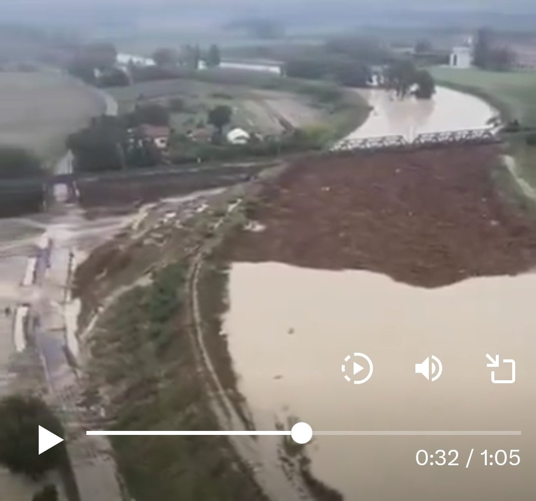 TROPPI TRONCHI ?
Alzi la mano chi è stato su un pendio durante una "bomba d'acqua" 🏞🌧🙋🏼‍♂️
Si vede bene cosa succede, quando su un metro quadro di suolo cadono dal cielo (come accaduto qui) più di 300 litri di acqua:
si formano centinaia di rivoli e torrenti improvvisati che
1/n
