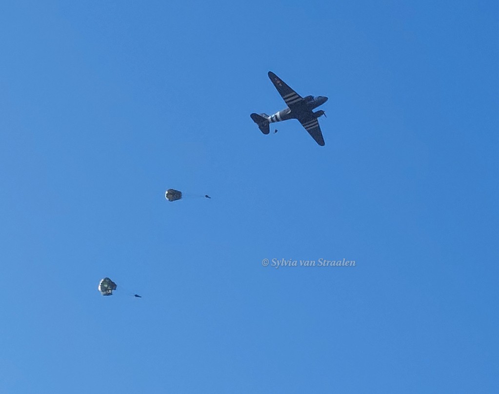 siarella99's tweet image. De eerste sprongen zijn gemaakt in de #dropzone bij de #herdenking #MarketGarden80 op de Ginkelse heide bij #Ede. De eerste groep parachutisten kwamen vanuit een #Dakota #DC3 die ook in 1944 vloog. #airborne #LestWeForget #OpdatWeNietVergeten