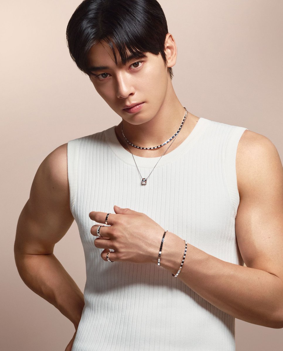 The honeycomb cells’ mirror-polished gold of the #BeeMyLove collection captures and diffuses the light in a unique way. Our Global Brand Ambassador, #ChaEunWoo, embodies the same brilliance.

#Chaumet