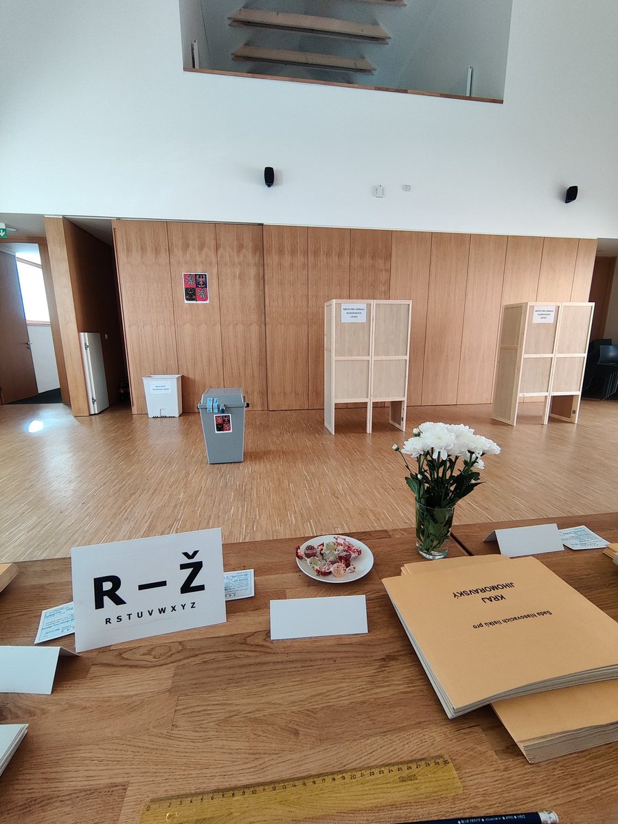 CZDaywalker's tweet photo. Podruhé ve volební komisi, tentokrát v rámci krajských voleb. 

🗳️ Proč jít volit? 🗳️

Volby nejsou jen o politice – jsou o nás všech! 👫 Každý hlas je klíčem ke změně a možností ovlivnit budoucnost naší země. 🌍

#volby2024 #tvujhlasrozumi #spolecneprobudoucnost #kazdyhlasseriká https://t.co/l6DRvxWdtV
