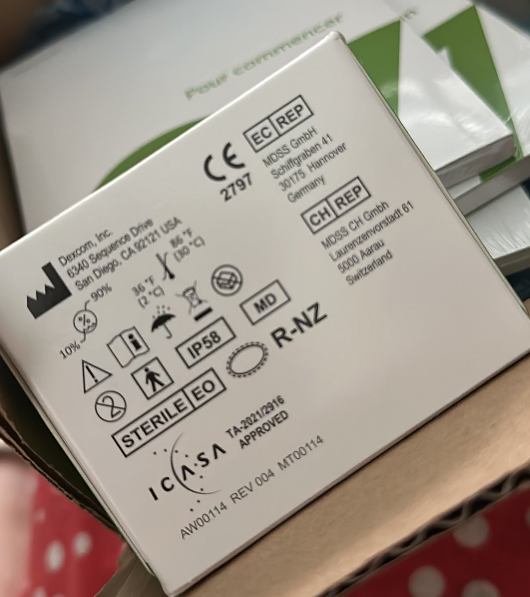 signorina37H's tweet photo. Ho abbandonato definitivamente #FreestyleLibre3 in favore di @dexcom G7.
• app graficamente migliore
• più dati disponibili
• personalizzazione dei parametri in timeline
• pair con smartwatch
• integrazione do-nothing con @mysugr e Health
• 12 ore di grace period aggiuntive
• spedizione in abbonamento senza stress
Non so quante volte ho scritto ad #Abbott per chiedere una maggiore integrazione.
Mai avuta risposta, sia chiaro.
Molti utenti del #Libre3 chiedevano qualcosa "in più", senza essere vincolati ad una registrazione extra al servizio online (solo online, notare bene) in cui tutti i dati erano accessibili.
#Dexcom lo fa di default, con un intervallo misurazione di 1 minuto. E la predizione di un fast-ipo e fast-iper.
Cosa che, per me, è una manna: invece di sentire l'aggeggio suonare cento volte, adesso suona una volta sola, prima di raggiungere livelli critici.
Critical Alarm impostabili e manualetto di istruzione che spiega bene come bypassare i Focus (in caso qualcuno non ne fosse a conoscenza).
Esperienza molto soddisfacente.
Unica pecca: tolto il sensore, l'app su Apple Watch continua a bippare, chiedendo di installare il nuovo dispositivo. Fastidioso nei primi 10 minuti, poi si quieta.
Costo: inferiore al Libre3, ma la durata pure è inferiore; 10 giorni al posto di 14 - quindi 3 sensori al mese invece di 2. Alla fine il prezzo si equipara.
Smaltimento: esattamente come l'altro. Una volta eliminata la parte adesiva, viene smaltito come piccolo elettrodomestico/elettronica.
In genere, prima di consegnarlo, do una bella sciacquata con acqua calda e sapone, per amore della pulizia.
Le indicazioni per lo smaltimento (e la conservazione) sono comunque riportate sulla confezione.