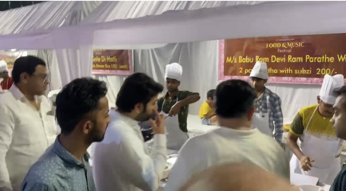 AaleyIqbal's tweet photo. कल शाम सिटी एसपी ज़ोन द्वारा चांदनी चौक के ऐतिहासिक टाउन हॉल में एक शानदार फूड और म्यूजिक फेस्टिवल का आयोजन किया गया। इस मौके पर पुरानी दिल्ली के बेहतरीन पकवानों के साथ फ़ूड मेले का लुत्फ़ उठाया गया और ग़ज़लों की महफ़िल ने समां बाँध दिया। https://t.co/jZObCE4ZWy