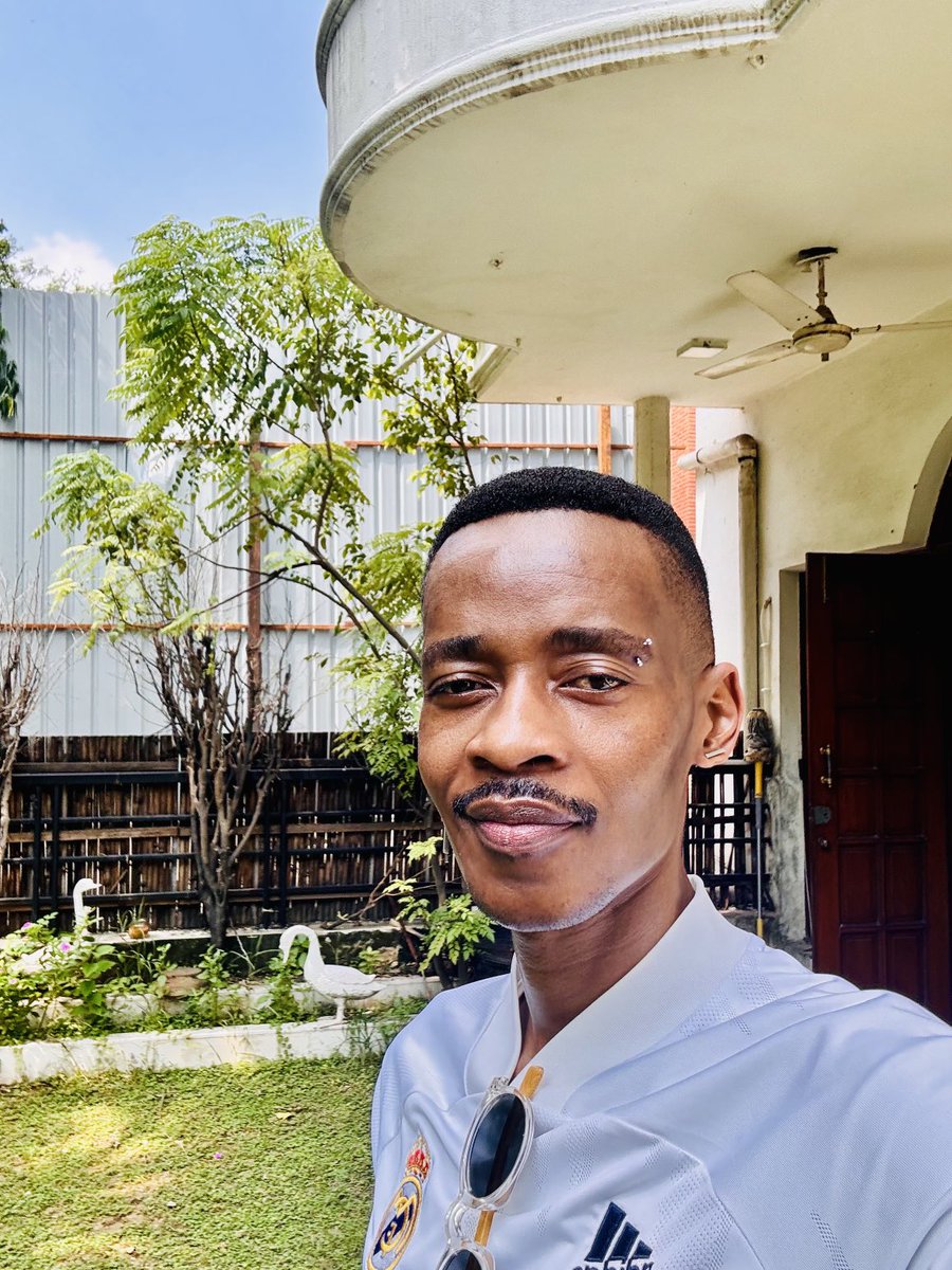 Twiggieliks's tweet photo. Let me leave this construction site and go show off my fresh cut.. #SoloDates #RoadTo44 https://t.co/TPaLPZMw5S