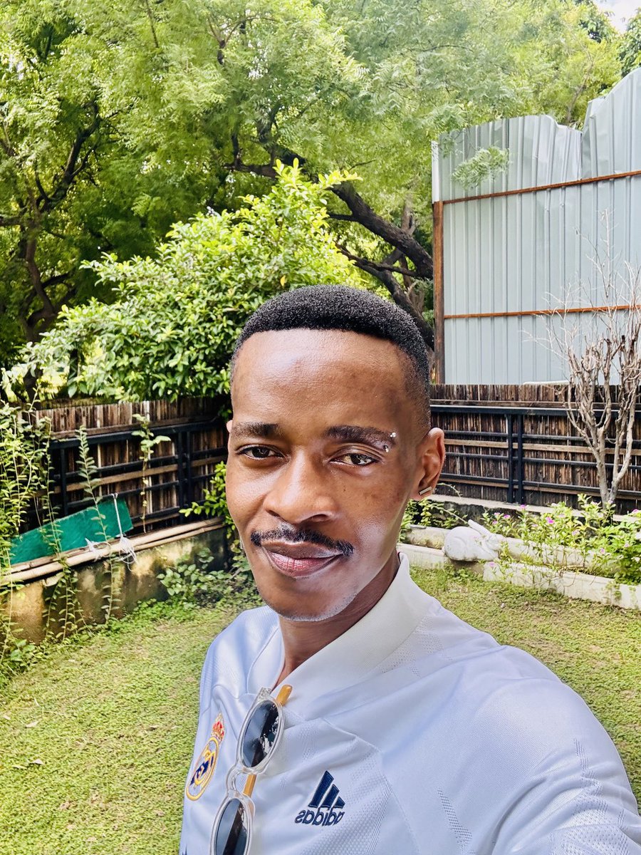 Twiggieliks's tweet photo. Let me leave this construction site and go show off my fresh cut.. #SoloDates #RoadTo44 https://t.co/TPaLPZMw5S
