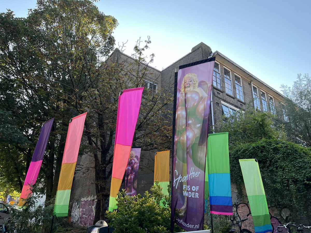 De vlaggen uit! 🎉 <a href="/KRLeiden/">Kunstroute Leiden</a> Kaasmarktschool laatste keer kunstroute vanuit deze broedplaats! Komt dat zien! <a href="/Leidsch/">Leidse Glipper</a> <a href="/leidschdagblad/">Leidsch Dagblad</a> <a href="/chrisdewaard/">Chris de Waard</a> <a href="/OntdekLeiden/">Leiden, Stad van Ontdekkingen</a> <a href="/GemeenteLeiden/">Gemeente Leiden</a>