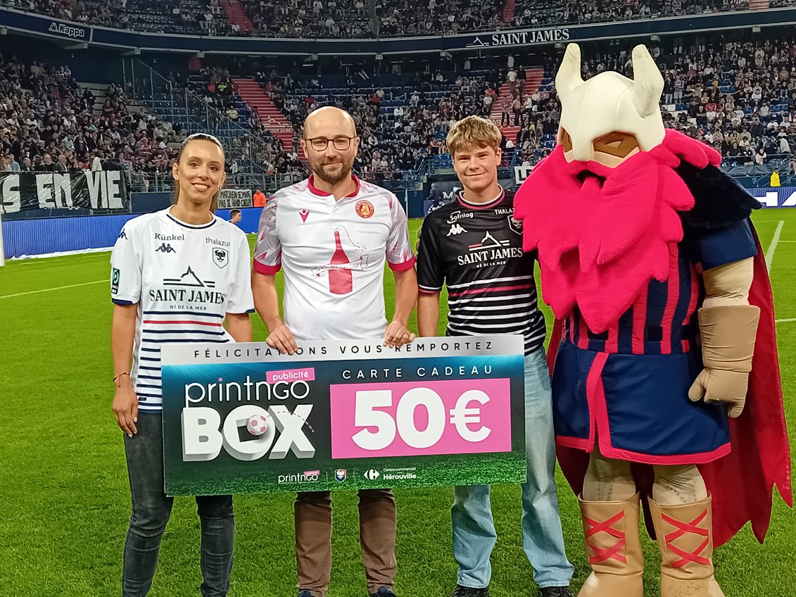 Quel plaisir de fouler la pelouse de d'Ornano un soir de victoire méritée du <a href="/SMCaen/">Stade Malherbe Caen</a> ! Petit clin d'œil au <a href="/FCRocquancourt/">FC Rocquancourt</a> sur une pelouse qu'ils fouleront peut être un jour 😉. Merci <a href="/Printngobox_off/">PrintngoBox</a>  pour ce beau cadeau et <a href="/duvalFrancois2/">Francois Duval</a> pour l'échange et bravo Malherbe !