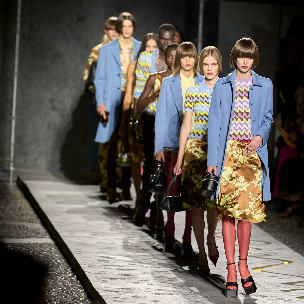 GlobeStylesMag's tweet photo. Versace primavera estate 2025: stampe audaci e accessori iconici definiscono la collezione della Maison https://t.co/pX5B4XQ7Dz https://t.co/LQl6FGtVeK