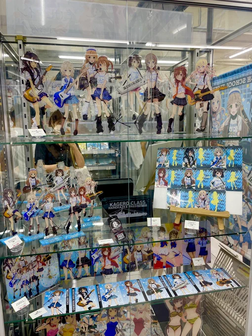 先日遊びに行ってきたゲマ!!アクスタとアクリル時計をゲットこれではいふりと一緒に時を刻める…!!!アロハシャツ来てるココちゃんがなんかバンドのファンっぽくて可愛い#はいふり 