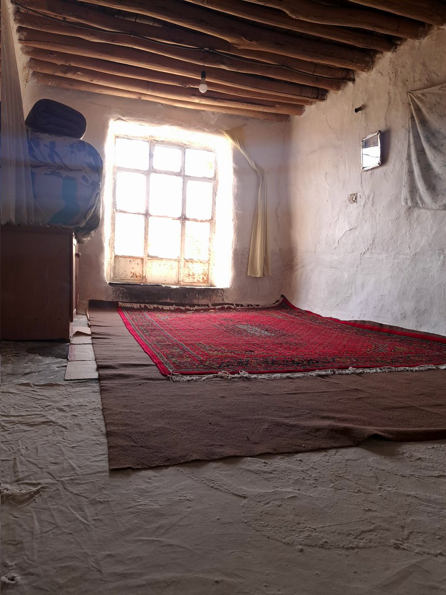 ئەو ژوورە زۆر بۆنی شێعرە کانی نالی و مەحوی ئەدا:
بەتایبەت ئەو دێرە:
شەو هات و ئەمن مەستی خەیاڵاتی کەسێکم
مەشغووڵی نەفەس گرتنی موشکین نەفەسێکم