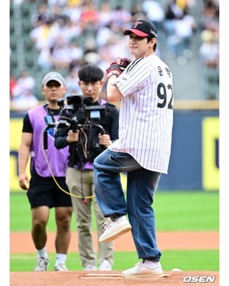 jjonge87_bot's tweet photo. LG트윈스 윤박 시구

#윤박 #yoonbak  #lg트윈스 #야구 #찐팬 #시구

출처
https://t.co/iwggkZifL2 https://t.co/UFyT0ARzTD