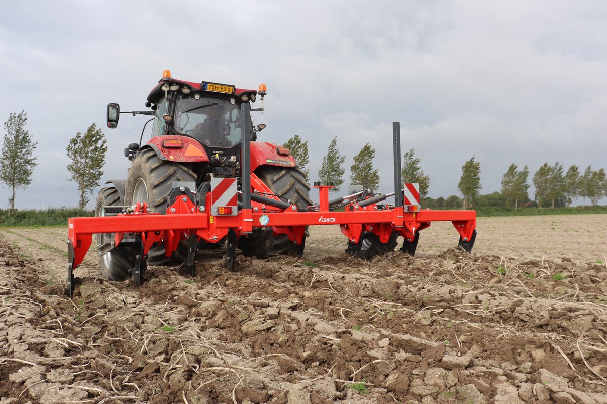 Snel lostrekken met de Vegniek Hunter

Met de Hunter 600 trek je efficiënt het land los dankzij zijn 6 meter werkbreedte. Door de hoge capaciteit bespaar je tijd, zodat je je kunt focussen op de oogst als de weersomstandigheden gunstig zijn!