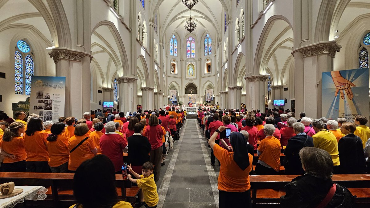 ¡Arrancamos, listos para brillar con la luz que nos une! ¡Hoy celebramos la #FiestaDeLaLuz ✨ con más fuerza que la lluvia! ☔😌

• Recogida de camisetas ✅
• Elección de actividades ✅
• Celebración de la Eucaristía en la Basílica de la Milagrosa 🩵