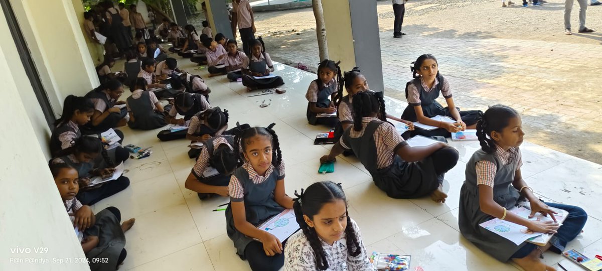 આજ રોજ પાલીતાણા તાલુકાના મોખડકા ગામે સરપંચશ્રી અને એસ બી એમ ટીમ ની હાજરીમા સ્વચ્છતા હી સેવા -૨૦૨૪ અંત્રગત શાળામા ચિત્ર સ્પર્ધા નુ આયોજન કરવામા આવેલ હતુ.