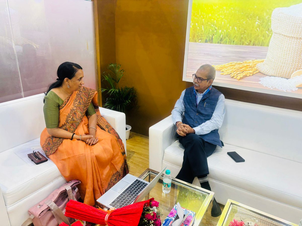 indext_a's tweet photo. G2G meeting with Secretary - APEDA, Dr. Sudhanshu, Ministry of Commerce with AGM GAICL Smt Hetal Desai.
#worldfoodindia #WFI2024 #DelhiFoodFest #IndiaFoodSummit #ministryofoodprocessinvindustries #Indiaonaplate #gaicl #indexta #MOFPI #FICCI #knowledgesession #events #farmtotable https://t.co/LEU5TjvOu7