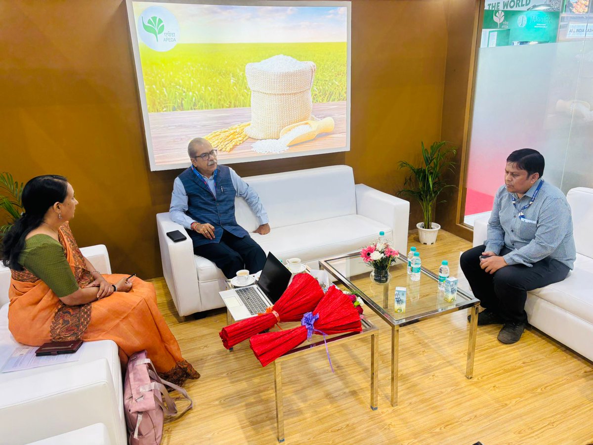 indext_a's tweet photo. G2G meeting with Secretary - APEDA, Dr. Sudhanshu, Ministry of Commerce with AGM GAICL Smt Hetal Desai.
#worldfoodindia #WFI2024 #DelhiFoodFest #IndiaFoodSummit #ministryofoodprocessinvindustries #Indiaonaplate #gaicl #indexta #MOFPI #FICCI #knowledgesession #events #farmtotable https://t.co/LEU5TjvOu7