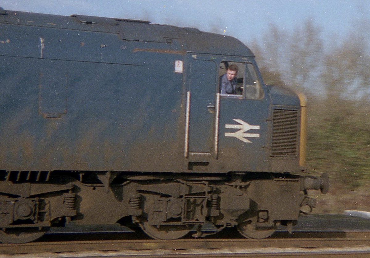 _doublearrow's tweet photo. An unidentified #RailBlue Peak at Yatton in 1985, wonderfully captured by @PJSRail https://t.co/rtYJVdHqmh