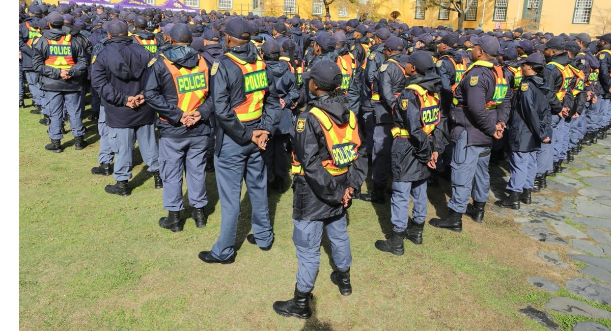 #sapsKZN Police in KwaZulu-Natal have deployed members to provide assistance and warm food to commuters who have been stuck on the N3 between Estcourt and Mooi River from Friday, 20 September 2024 due to heavy snow that fell in the area.

Among the stranded commuters are police