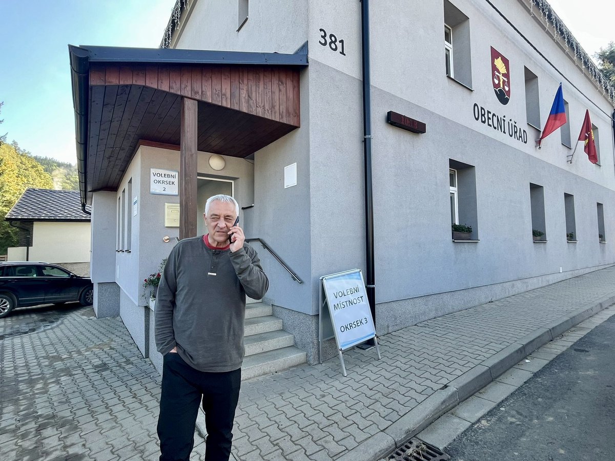 Dnešní cesta na Jesenicko. Spolupráce s policií funguje dobře, dnes do oblasti zamířila asi tisícovka registrovaných dobrovolníků. Koordinujeme i další pomoc. Volby probíhají tak, jak mají, i když je účast nízká. Volit můžete i ve zbytku kraje až do 14 hodin 👍.