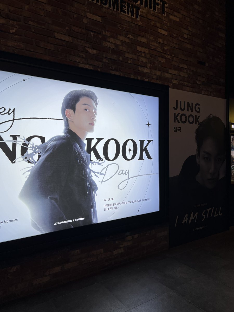 lovemoments96's tweet photo. 정신차려보니 #용산 아이맥스 정국관. ㅎㅎ 

멋있어..👍🏻👍🏻 

뒤구르기 하고 쳐다봐도 멋있는 정국이. 

우리 꾹이 잘지내고 있어?? 🥹

#여전히 #정국 #Imstill #CGV https://t.co/RBF4nxhdCS