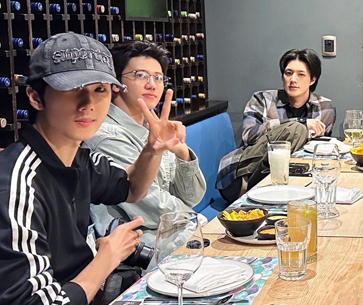 jungshasa's tweet photo. triple j 🫳🏻🫳🏻🫳🏻 https://t.co/Kz1BoNIBT0