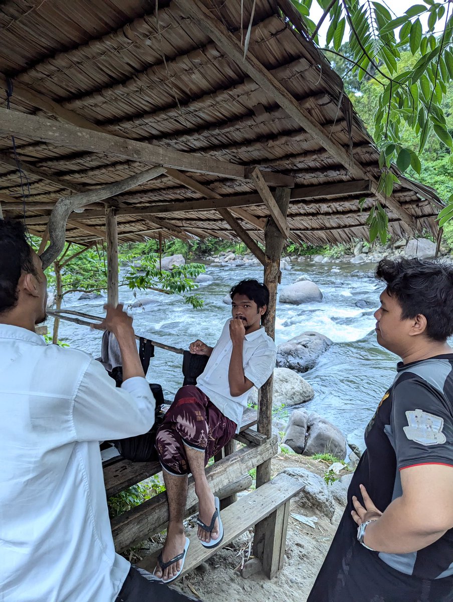 Jazuliab's tweet photo. Selamat hari jadi rakyat biasa, yang bertahan hidup atas kakinya, yang merdeka semenjak dalam pikirannya, yang menjunjung tinggi idealismenya. 

Selamat! Selama engkau belajar, engkau selalu merdeka https://t.co/k6feIMzJ3o