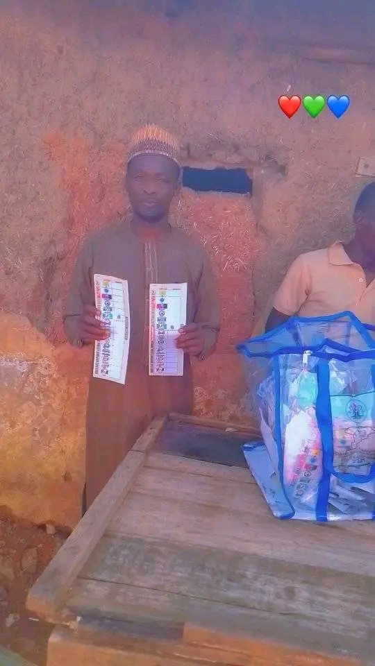 Bellotsoho's tweet photo. #SokotoLgElection2024 
#FollowTheElection

Voting in Progress at Ward 4 Unit 4 in Dange shuni Local Government of sokoto state. It has been peaceful so far. PEACEFUL ELECTIONS ON- GOING. https://t.co/HLETVYd4p1