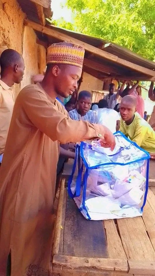Bellotsoho's tweet photo. #SokotoLgElection2024 
#FollowTheElection

Voting in Progress at Ward 4 Unit 4 in Dange shuni Local Government of sokoto state. It has been peaceful so far. PEACEFUL ELECTIONS ON- GOING. https://t.co/HLETVYd4p1