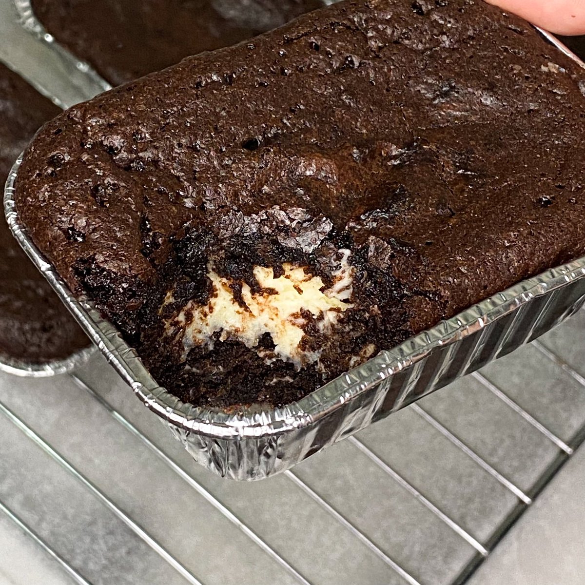 journeywithApr's tweet photo. lagi sliweran brownies isi cream cheese  ternyata enaaakk! HARUS RE-BAKE

pake dark chocolate 70,5% makin enak! [ resep, tips &amp; vid tutor ] #bakingApril 👇🏻 https://t.co/3a77jd7xyc