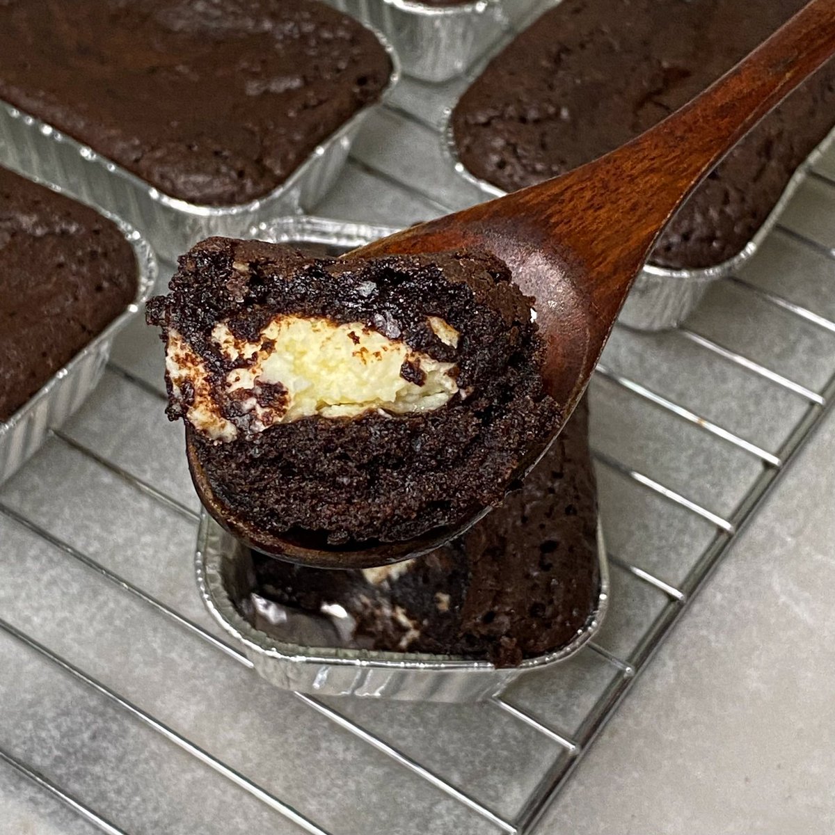 journeywithApr's tweet photo. lagi sliweran brownies isi cream cheese  ternyata enaaakk! HARUS RE-BAKE

pake dark chocolate 70,5% makin enak! [ resep, tips &amp; vid tutor ] #bakingApril 👇🏻 https://t.co/3a77jd7xyc